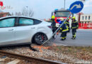 Nö: Badner Bahn und Tesla kollidieren – ein Verletzter