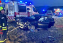 Nö: Zwei Verletzte und zwei in Feld geschleuderte Autos bei Kollision in Wolfenberg