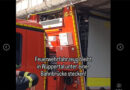 D: Feuerwehr-WLF bleibt bei Alarmfahrt unter Bahnbrücke stecken