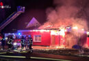 D: Dachstuhl von Gebäude an der B 209 in Walsrode in Flammen
