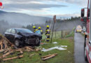 Stmk: Pkw prallt in Rassach gegen Holzstapel