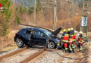 Bayern: Auto im Gleisbett: 23-Jähriger kommt von Fahrbahn ab und schleudert auf Bahnstrecke in Bischofswiesen
