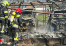 Nö: Pkws und Kleinfahrzeuge brennen in Unterstand in Schönabrunn