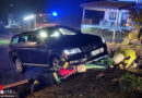 Oö: Fehler beim Rückwärtsfahren → Pkw steckt auf Mauer fest