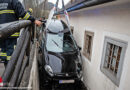 Oö: Auto klemmt nach Unfall in Tragwein zwischen Haus und Mauer