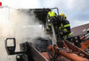 Stmk: Bagger stand in einer Wagenhütte in Seckau in Vollbrand