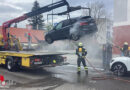 Bayern: Auto-Akkus brannten → Elektro-Pkw hochgehoben und abgelöscht
