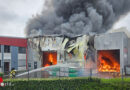 D: Lagerhallen-Großbrand in Goch → 121 Kräfte rund viereinhalb Stunden im Einsatz, 2 Fw-Leute verletzt