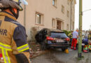 D: Pkw kollidiert nach medizinischem Notfall mit Wohnhaus → Person durch Ersthelfer aus Auto befreit