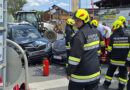 Nö: Eingeschlossene Person nach Kreuzungsunfall mit zwei Autos in Statzendorf