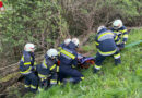 Stmk: Bergung eines Motorrades nach Unfall in Weißkirchen