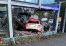 D: 15-Jährige entzieht sich Verkehrskontrolle und kracht mit Pkw in Autohaus → zwei Schwerverletzte (15, 16)