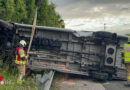 Nö: Transporter fährt auf A 1 auf Lkw auf und überschlägt sich