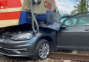 Nö: Pkw kollidiert in Wieselburg mit Zug → Autofahrer eingeschlossen
