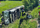 D: Linienbus stürzt nach Kollision mit Kleintransporter 4 m über Böschung → 10 Verletzte