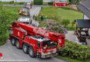 Oö: Lkw in Nußdorf am Attersee in Schräglage → Kranfahrzeug der Feuerwehr mit Seilwinde im Einsatz