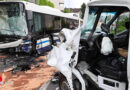 Schweiz: Lieferwagenlenker nach Kollision mit Linienbus in Zug in Lebensgefahr