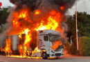 D: Sattelschlepper und Kleintransporter auf Parkplatz in Moers in Flammen