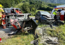 Oö: Schwere Frontalkollision auf B 151: Pkw gegen Traktor → Traktor brennt