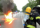 Bayern: Brennendes Motorrad auf der Autobahn in München
