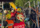 Nö: Pkw prallt gegen mehrere geparkte Fahrzeuge und Gartenzaun → Personenrettung aus Pkw auf Sockel