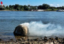 D: Kurioser Einsatz am Rhein → brennender Heuballen im Wasser