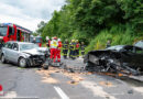 Oö: Eingeklemmte Person bei Pkw-Frontalkollision auf der B 124