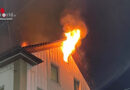 Schweiz: Dachstock eines Mehrfamilienhauses in Zürich in Vollbrand