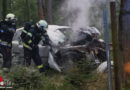 Oö: Auto brennt nach Anprall an Baum in Wels → zwei Leichtverletzte