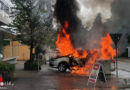 D: Auto neben Wohn- und Geschäftsgebäude in Achern in Vollbrand