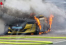D: Zwei Pkw bei Autohaus in Werne in Vollbrand