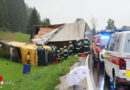 Stmk: Umgestürztes Lastwagen-Gespann und Pkw in der Botanik auf der B 78 bei Obdach