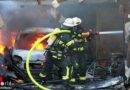 D: Brand eines Carports greift auf Wohnhaus über → Großalarm und zwei verletzte Fw-Leute in Schiffweiler