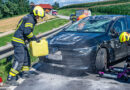 Oö: Pkw fährt auf Leitschiene und schlittert am Dach dahin