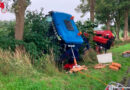 D: Lkw prallt gegen mehrere Bäume