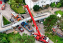Oö: Lkw rammt Fußgängerbrücke → abstürzende Brücke klemmt zwei Lkw-Insassen ein!