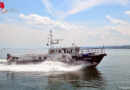 D: Zollboot schleppt manövrierunfähige Segelyacht in tiefere Gewässer