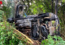 W: Pkw wird in den Wald geschleudert und beginnt zu brennen