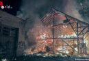 D: Brand einer Lagerhalle – Feuerwehrmann verletzt