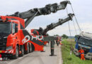 Oö: Lkw mit Betonfertigteilen von der B 1 abgekommen