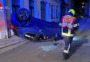 Nö: Pkw landet nach Verkehrsunfall in Baden am Dach