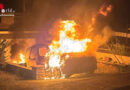 D: Fahrzeug gerät in Hofeinfahrt in Nienburg in Brand