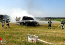 Bayern: Brennende Ballenpresse auf Feld in Tacherting