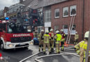 D: Kellerbrand in Goch → Feuerwehr führt Person aus Gebäude