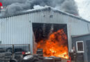 D: Vollbrand einer Autoverwerter-Lagerhalle in Bottrop → zwei Leichtverletzte