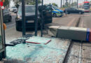 D: Auto prallt in Straßenbahnhaltestelle – Zwei Verletzte
