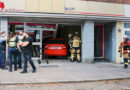 D: Kleinwagen fährt in ein leerstehendes Ladenlokal