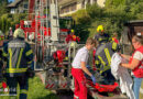 Oö: Paragleiterabsturz auf Garagendach am Mondseeberg → Großaufgebot an Rettungskräften hilft