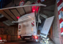 Bayern: Transporter steckt in 2,3 m-Unterführung in München fest