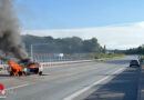 D: Twingo nach Kollision mit anderem Auto auf der A 2 bei Bielefeld in Vollbrand